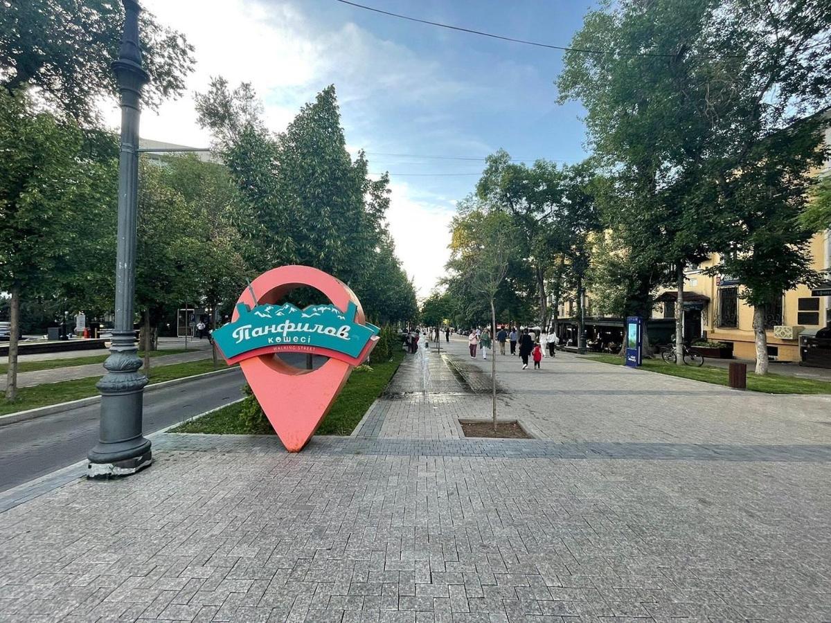 Nadezhda Apartments On Kabanbay Batyr 122 Almaty Esterno foto