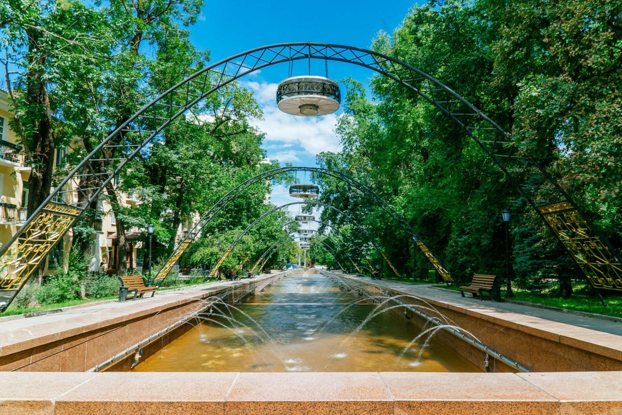 Nadezhda Apartments On Kabanbay Batyr 122 Almaty Esterno foto
